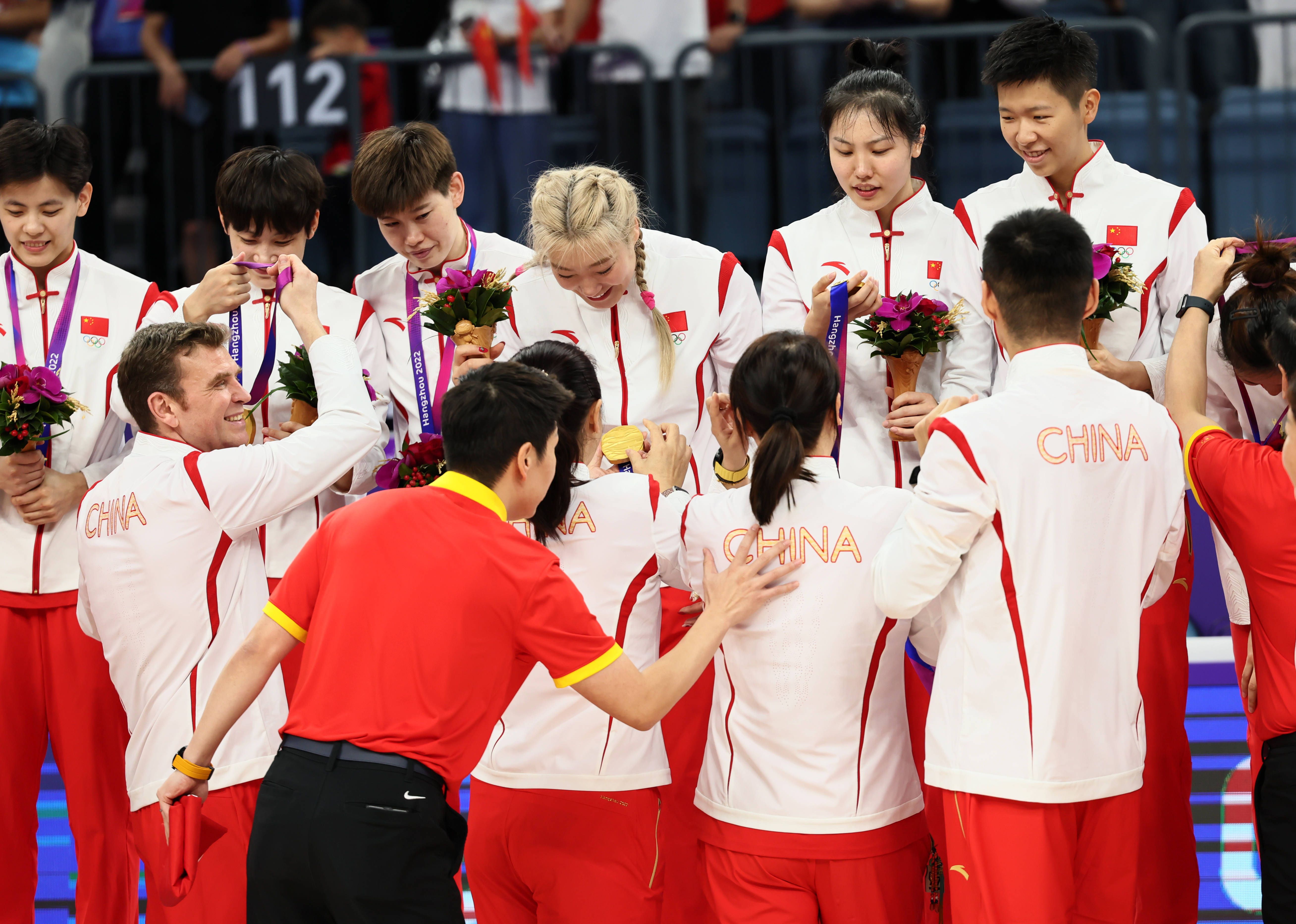 阿明（田中幸惠 饰）、樱子（菊池叶月 饰）、芙美（三原麻衣子 饰）和纯（川村莉拉 饰）长短常好的伴侣，一有空，四人便会结伴出游，彼此之间友谊十分坚实。阿明是一位护士，至今未婚，固然身旁其实不缺少寻求者，但她仿佛还没有做好筹办走进一段不变的关系当中。樱子是一位家庭妇女，和婆婆 一路糊口，儿子进进芳华期，身体和心理上的转变令她有些措手不及，繁忙的丈夫又老是缺席孩子的教育题目。芙美和身为艺术家的丈夫便是情人又是工作火伴，两人固然糊口和工作都在一路，彼此之间却又一种没法言喻的疏离感。纯粹在和丈夫打一场离婚的讼事，这段掉败的婚姻里，纯是错误方，但丈夫明显其实不愿意抛却他们的婚姻。